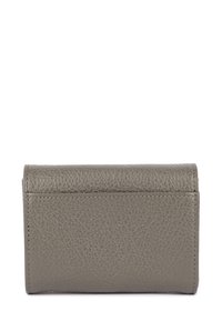 Portafoglio in pelle grigia con superficie texturizzata, presenta un design a portafoglio pieghevole e una singola fessura per carte sul retro per un accesso facile.