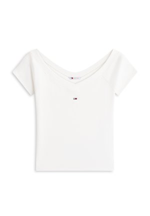 Λευκό κοντομάνικο crop top με ντεκολτέ που αφήνει τους ώμους ακάλυπτους και μικρό λογότυπο Tommy Hilfiger στο κέντρο κάτω από το ντεκολτέ.