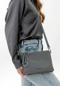 SURI FREY UMHÄNGE DEBBY - Borsa a tracolla - darkgrey