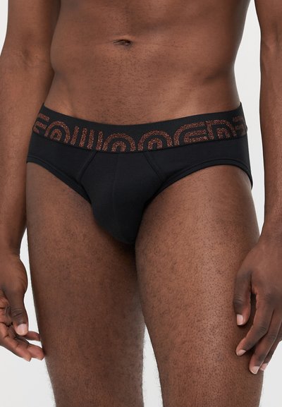 Schwarze Baumwollunterhose mit einem strukturierten Bund, der ein geometrisches Muster in dunkelrotbraun aufweist. Entworfen mit einem stützenden Frontbeutel.