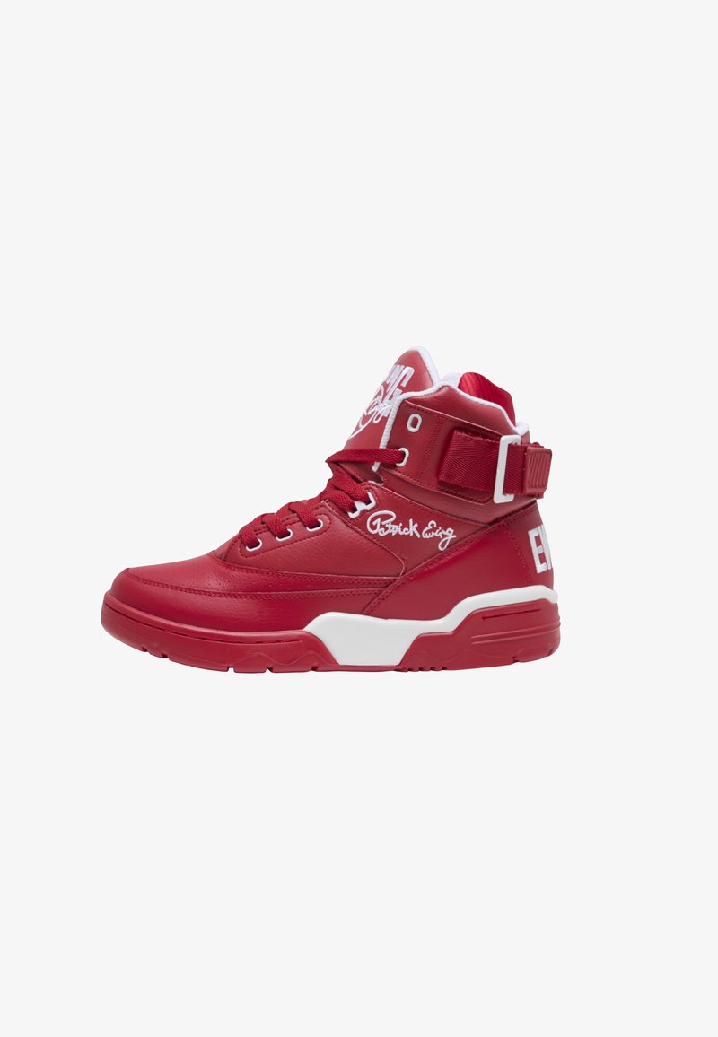Baskets montantes rouges avec des accents blancs, lacets sur le devant, bride à la cheville et signature "Patrick Ewing" sur le côté.