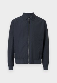 Μπλε ναυτικό μπουφάν από ελαφρύ υλικό με γεωμετρικό σχέδιο, κλείσιμο με φερμουάρ και ριμπ μανσέτες. Διαθέτει γιακά και δύο πλαϊνές τσέπες.