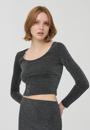 - Bluzka z długim rękawem