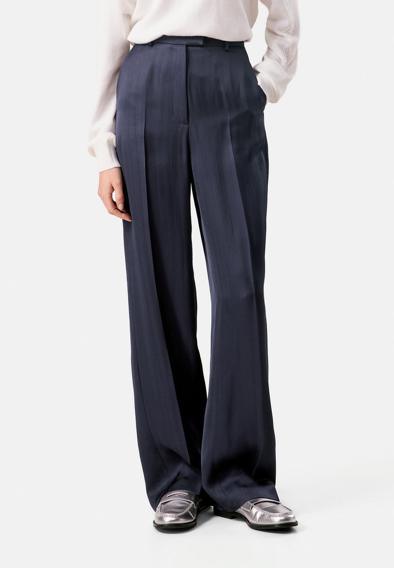 Helleweidige Navy-Hosen aus glattem Stoff mit subtiler Schimmer, ausgestattet mit hoher Taille, scharfen Falten und passgenauer Passform.