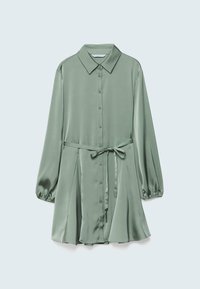 Robe chemise à manches longues en satin lisse et léger vert pâle, avec un devant à boutons, un col oversize et une taille ceinturée pour un ajustement ajustable.