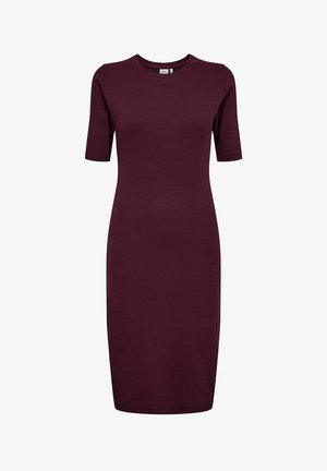 Dopasowana sukienka do kolan w ciemnym burgundzie, z krótkimi rękawami i okrągłym dekoltem, prezentowana na białym tle.