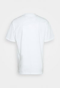 Camiseta de algodón blanca con cuello redondo y mangas cortas. La parte trasera es lisa, con una textura suave y sin patrones ni acentos.