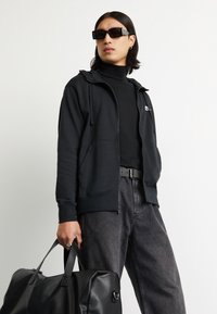 Thumbnail Image 5