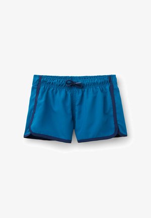Blå mænds badeshorts med elastisk talje, snøre, marineblå kant og sideslidser på en hvid baggrund.