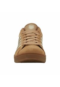 Sneaker K-Swiss in suede marrone con strisce laterali e lacci crema, suola in gomma marrone, vista frontale su sfondo bianco.