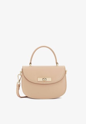 Barackszínű bőr kézitáska lekerekített formával és felső fogantyúval. Arany tónusú kapoccsal és levehető vállpánttal rendelkezik. Simaságú felület.