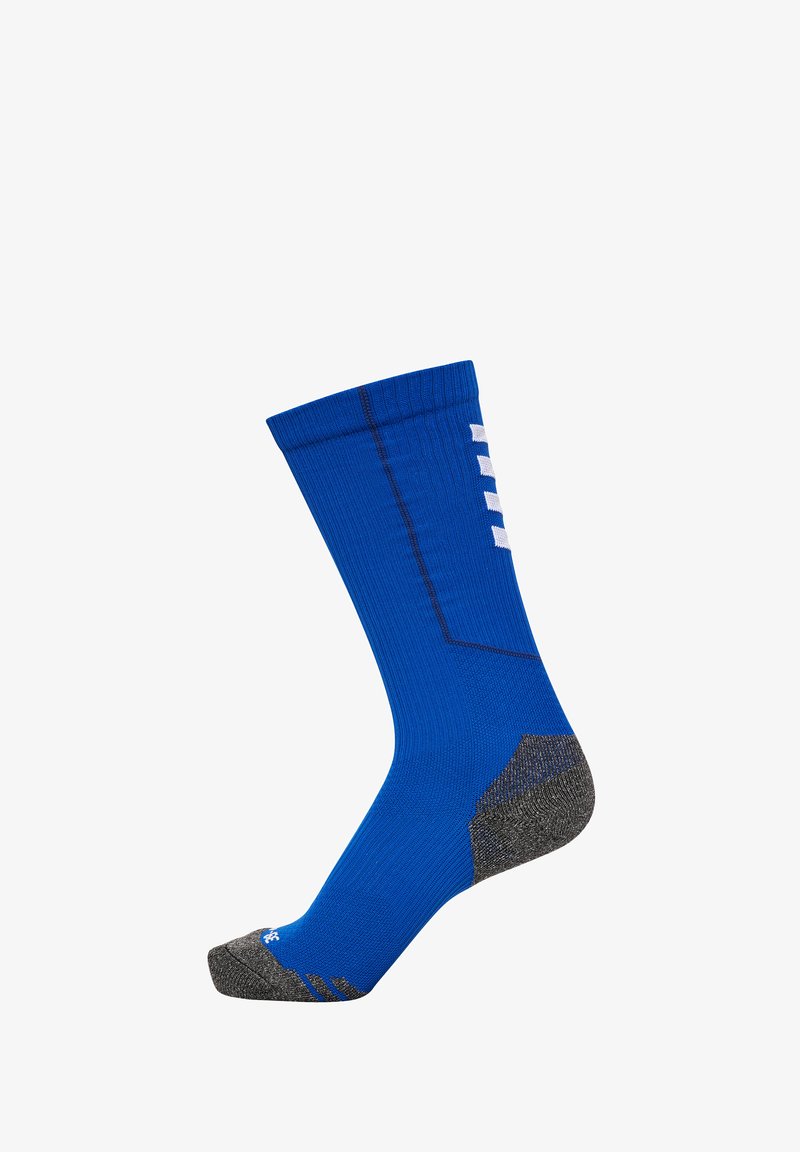 Calcetín deportivo azul con refuerzo en el talón y la puntera en gris oscuro, textura acanalada y franjas de logo blancas en el lateral.