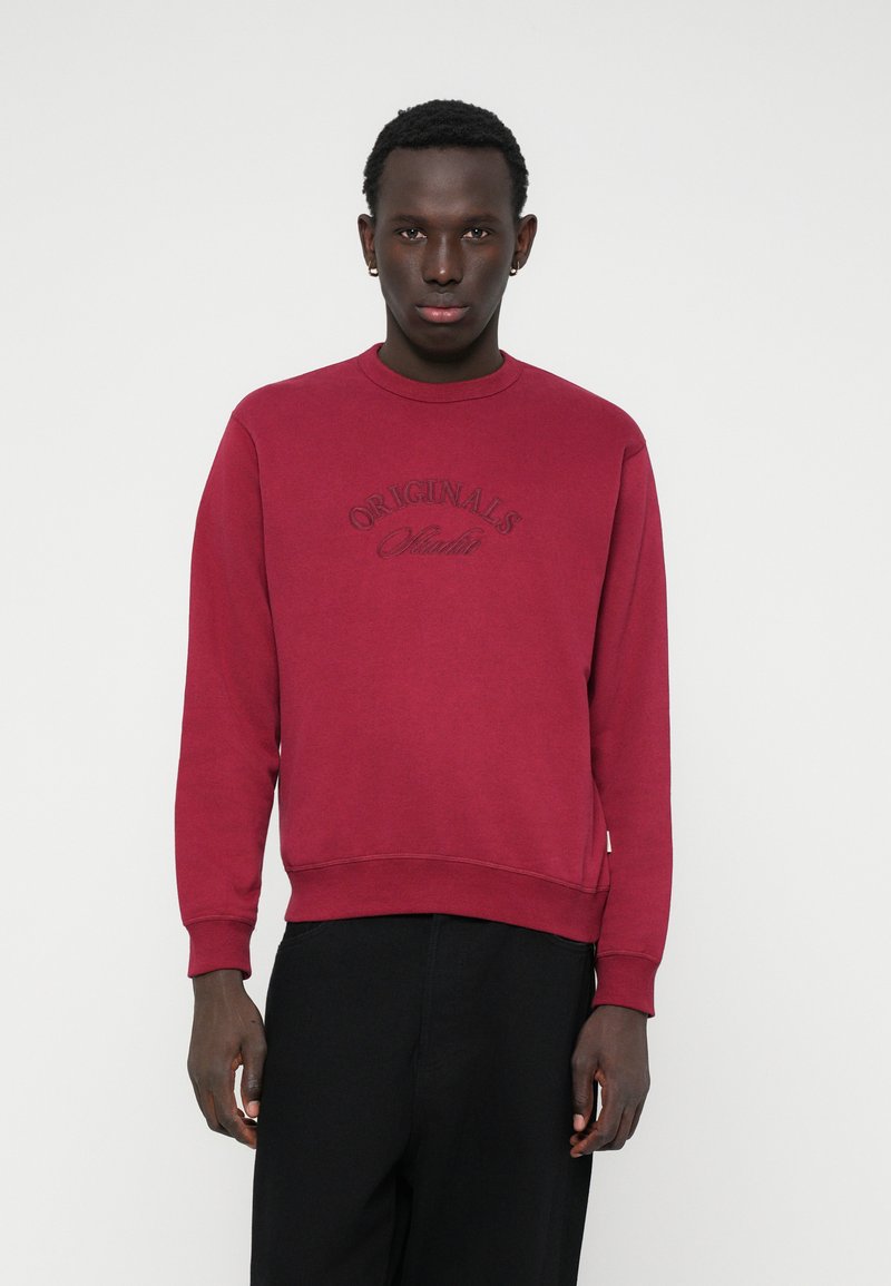 Sweat-shirt bordeaux à manches longues, avec des bords côtes aux poignets et à l'ourlet, comportant le texte en relief "ORIGINALS" sur la poitrine, fabriqué en tissu mélange coton doux.