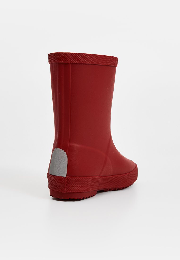 Botte en caoutchouc rouge imperméable avec une texture lisse, hauteur cheville, et un accent gris sur le talon. Dispose d'une semelle striée pour une meilleure adhérence.