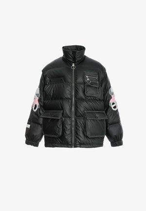 Chaqueta de plumas negra con cuello alto, cierre de cremallera en la parte delantera, múltiples bolsillos, costuras blancas en contraste y detalles decorativos en parches en las mangas.