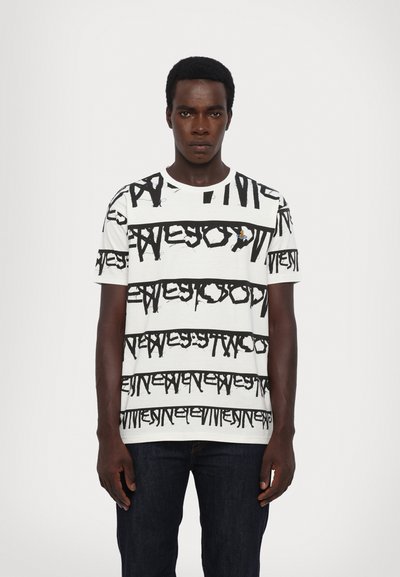 Weißes Baumwoll-T-Shirt mit auffälligem schwarzen Text in verschiedenen Stilen und Breiten, kurzen Ärmeln und rundem Ausschnitt.