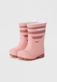 Botas de lluvia de goma rosas con rayas blancas y rosa oscuro, suela texturizada y asas en la parte superior para facilitar el uso. Marca Tretorn visible.