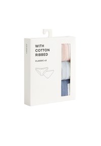 Förpackning med tre klassiska, ribbade bomullstrusor i rosa, ljusblått och marinblått. Vit förpackning med utskuren display och enkel svart text.