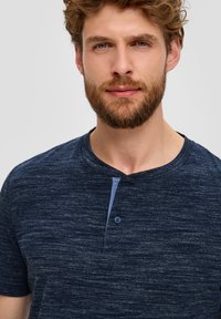 s.Oliver MELIERTES  MIT HENLEY AUSSCHNITT - T-Shirt basic - navy