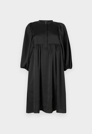 Schwarzes Kleid mit langen, gepufften Ärmeln, einem runden Ausschnitt und einer Knopfleiste. Aus glattem Stoff gefertigt; mit einem gerafften Rock.