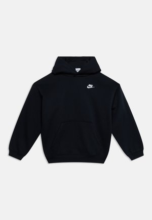 Sweat à capuche Nike noir avec poche avant et logo Nike blanc sur la poitrine gauche, présenté sur un fond clair uni.