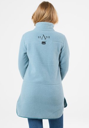 Lichtblauwe fleecjas met een hoge kraag, met een zwart logo op de achterkant en een iets gebogen zoom voor een comfortabele pasvorm.