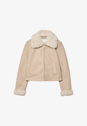 Béžová skrátená bunda vyrobená z mäkkej tkaniny, ktorá má nadýchaný krémový golier a manžety, zipsové uzatváranie a dve predné vrecká.