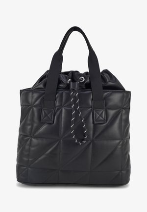 Zwarte gewatteerde totebag met gewatteerde textuur, stoffen handvatten en een trekkoordsluiting met zwart-wit koord.