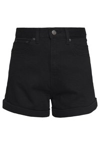 Shorts de mezclilla negra con cintura alta, puños enrollados y bolsillos delanteros. Cuenta con un botón metálico y detalles de costura.