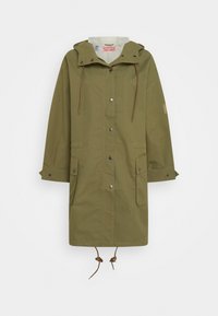 Wodoodporny, długi płaszcz w kolorze oliwkowej zieleni z kapturem, zapięciem na zatrzaski, dwoma przednimi kieszeniami i regulowanym sznurkiem u dołu. Gładka faktura.