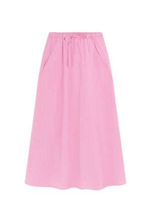 Rosa Rock mit einem Kordelzugbund, ausgestattet mit vertikalen weißen Streifen, reflektierenden Akzenten und Seitentaschen, der bis zum Knie fließt.