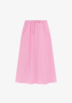 Rosa Rock mit einem Kordelzugbund, ausgestattet mit vertikalen weißen Streifen, reflektierenden Akzenten und Seitentaschen, der bis zum Knie fließt.