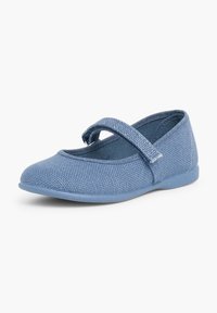 Niebieskie buty Mary Jane z tkaniny, z teksturowaną cholewką i jedną regulowaną paskiem. Elastyczna gumowa podeszwa, zaokrąglony czubek i minimalne akcenty.