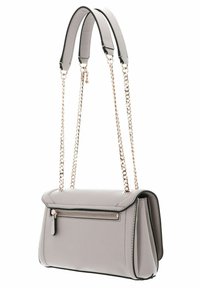 Borsa a tracolla grigia chiara con un design strutturato, dotata di tasca con zip, manico a doppia catena e bordo scuro a contrasto. Materiale testurizzato.