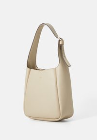 Borsa a spalla in pelle beige con una texture opaca, caratterizzata da una tracolla ampia e una forma arrotondata. Include una chiusura con zip e un sottile dettaglio del logo.