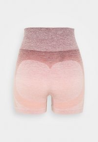 Högmidjade shorts med en gradientdesign som övergår från mörkrosa till ljusare nyanser, tillverkade av ett texturerat, elastiskt tyg.