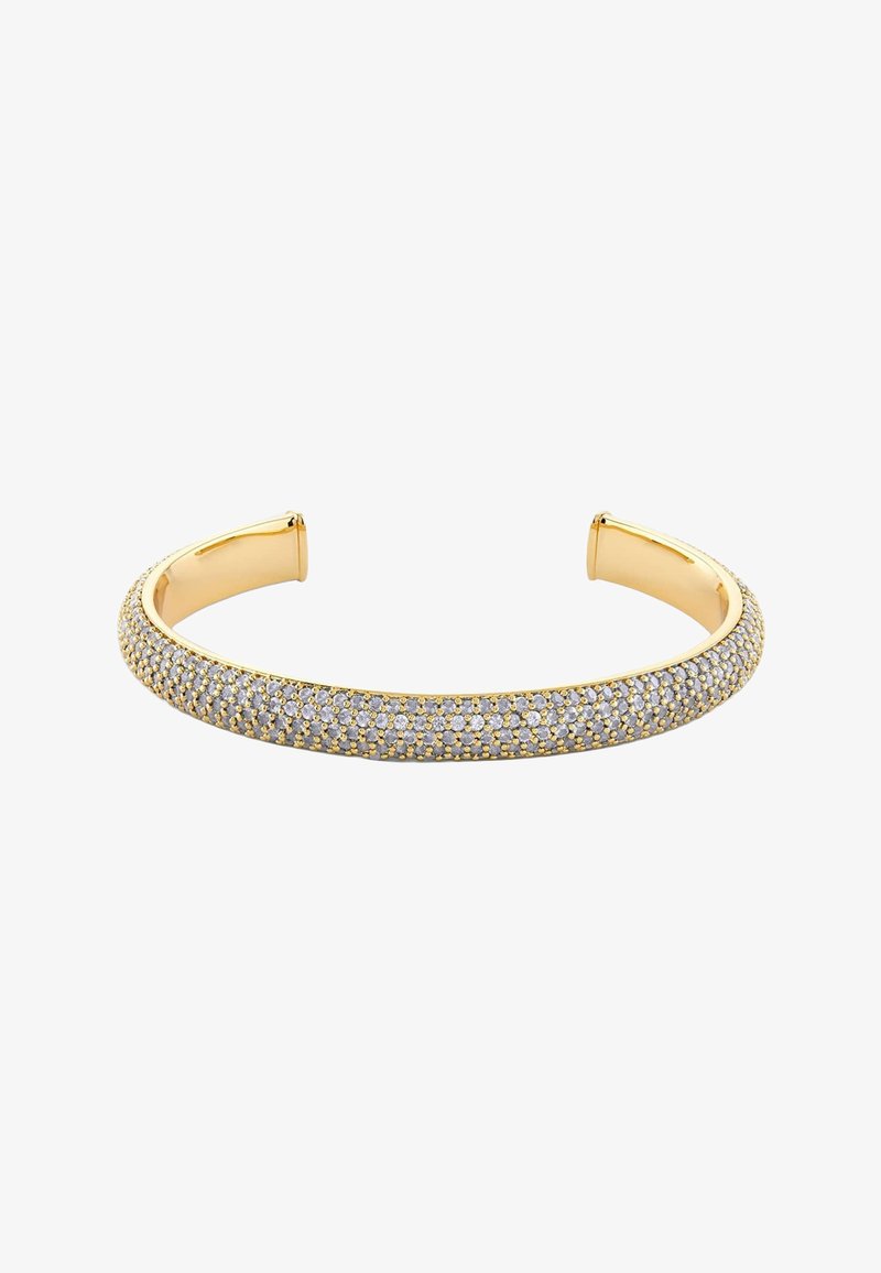 Bracelet manchette ouvert en or incrusté de plusieurs rangées de petits diamants blancs, intérieur poli, présenté sur un fond blanc.