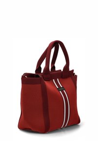 Bolsa de tela roja con dos rayas blancas, que cuenta con asas resistentes y una forma estructurada, ideal para uso casual y artículos diarios.
