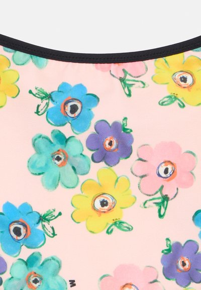 Εγγύς πλάνο υφάσματος με πολύχρωμα λουλούδια σε μπλε, μοβ, κίτρινο, ροζ και τιρκουάζ, το καθένα με κεντρικό αφηρημένο κυκλικό σχέδιο και πράσινους μίσχους.