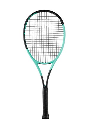 Tennisschläger mit schwarzem und türkisfarbenem Rahmen, schwarzem Griff und weißen Saiten, aufrecht auf weißem Hintergrund dargestellt.