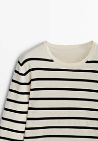 Gestreifter Pullover mit einem cremefarbenen Hintergrund und schwarzen horizontalen Streifen, rundem Ausschnitt und weichem Strickstoff.