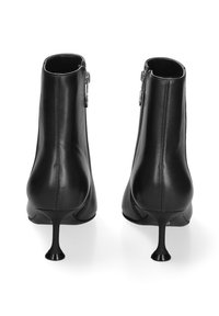 Stivali alla caviglia in pelle nera con un design elegante e aderente, caratterizzati da una cerniera laterale e un tacco stretto e curvo.