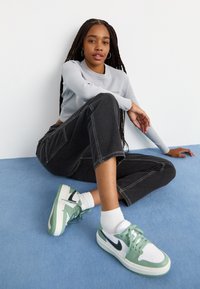 Jordan AIR JORDAN 1 ELEVATE - Joggesko - jade smoke/white/anthracite/sail