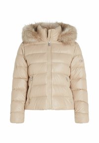 Beżowa kurtka puchowa z kapturem wyściełanym futrem, pikowaną fakturą, zamkiem błyskawicznym z przodu i bocznymi kieszeniami. Na rękawie znajduje się akcent w postaci logo.