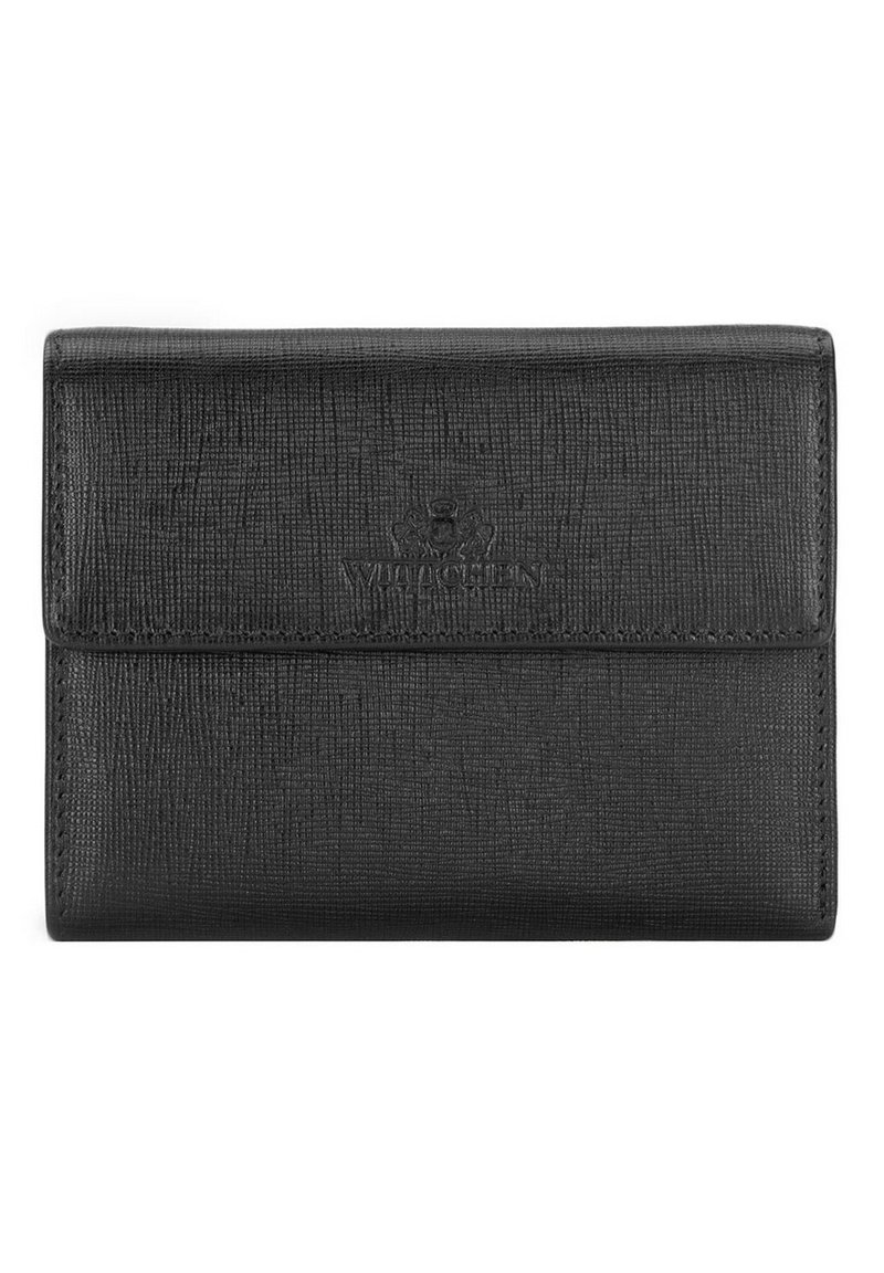 Portafoglio nero in pelle con texture. Presenta una linguetta ripiegata e un logo impresso sulla parte frontale. Forma rettangolare compatta.