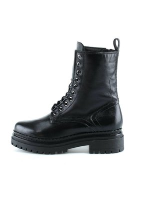 Botte de combat en cuir noir à lacets avec une semelle épaisse à crampons et une languette à l'arrière, vue de côté extérieur.