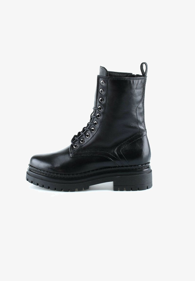 Botte de combat en cuir noir à lacets avec une semelle épaisse à crampons et une languette à l'arrière, vue de côté extérieur.