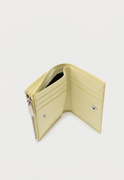 Ανοιχτό πορτοφόλι από δέρμα σε ανοιχτό κίτρινο χρώμα που δείχνει πολλαπλές θήκες για κάρτες και μια τσέπη για κέρματα με φερμουάρ σε απλό λευκό φόντο.
