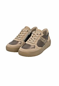 Baskets en cuir beige avec une finition texturée marron, panneau latéral à imprimé léopard et semelle en caoutchouc plate. Comprend un système de fermeture à lacets et zip.