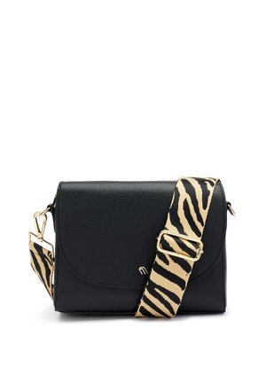 Bolso cruzado de cuero negro con un acabado texturizado, con un hebilla dorada y una correa desmontable con patrón de cebra.